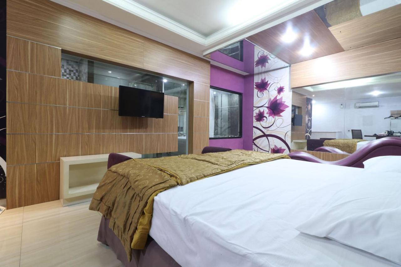 C'One Hotel Pulomas Jakarta Ngoại thất bức ảnh